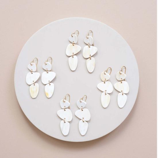  마디디 컬렉티브 이어링 겹겹이 쌓인 스톤 귀걸이 - MAADILI COLLECTIVE