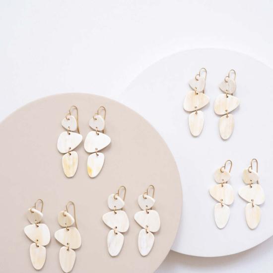  마디디 컬렉티브 이어링 겹겹이 쌓인 스톤 귀걸이 - MAADILI COLLECTIVE