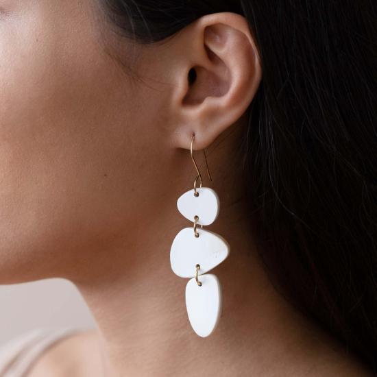  마디디 컬렉티브 이어링 겹겹이 쌓인 스톤 귀걸이 - MAADILI COLLECTIVE