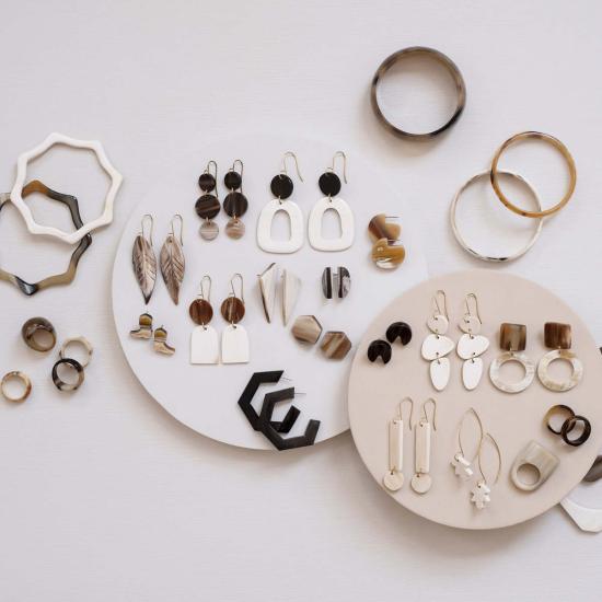  마디디 컬렉티브 이어링 겹겹이 쌓인 스톤 귀걸이 - MAADILI COLLECTIVE