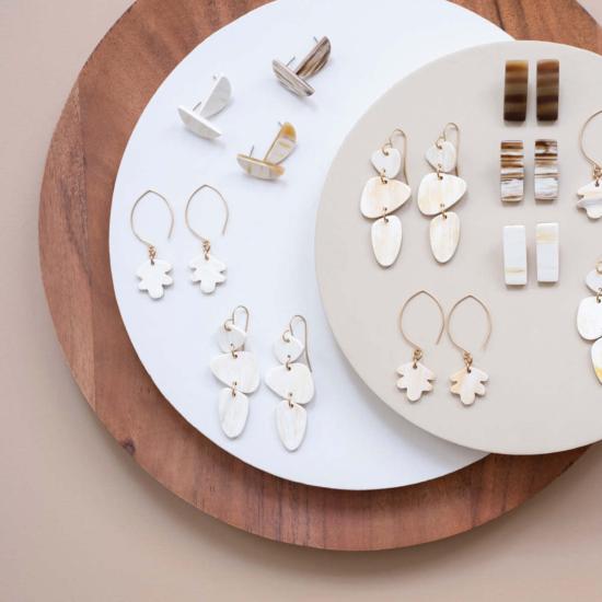  마디디 컬렉티브 이어링 겹겹이 쌓인 스톤 귀걸이 - MAADILI COLLECTIVE