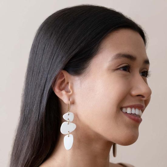  마디디 컬렉티브 이어링 겹겹이 쌓인 스톤 귀걸이 - MAADILI COLLECTIVE