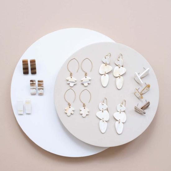  마디디 컬렉티브 이어링 겹겹이 쌓인 스톤 귀걸이 - MAADILI COLLECTIVE