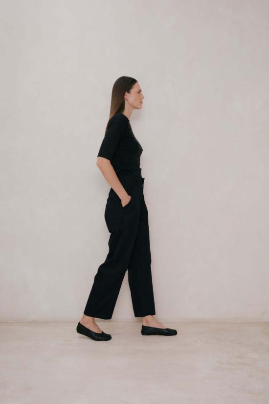  앳 던 블라우스 새벽에. 실크 하이탑 블랙 - AT DAWN.