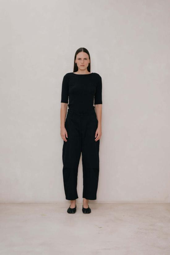  앳 던 블라우스 새벽에. 실크 하이탑 블랙 - AT DAWN.