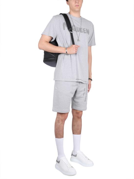  알렉산더 맥퀸 숏팬츠 그래피티 로고 프린트 버뮤다 쇼츠 (색상: 그리지오) - ALEXANDER MCQUEEN
