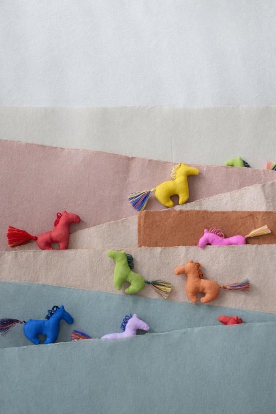  카렘 머플러/스카프 말띠 해 "작은 말" 민요 실크 스카프 8.5 x 12인치 - KAAREM