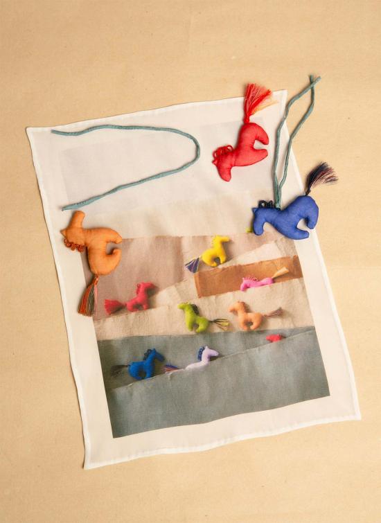  카렘 머플러/스카프 말띠 해 "작은 말" 민요 실크 스카프 8.5 x 12인치 - KAAREM