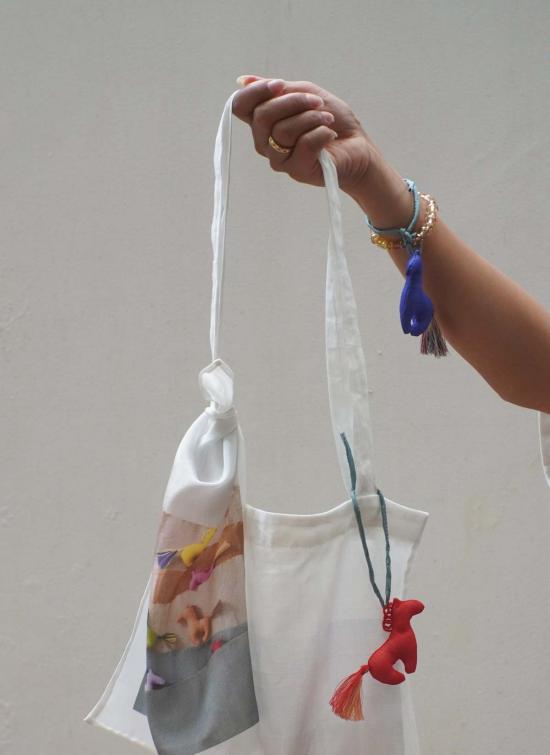  카렘 머플러/스카프 말띠 해 "작은 말" 민요 실크 스카프 8.5 x 12인치 - KAAREM