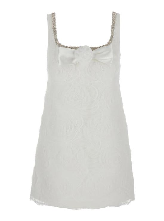  셀프 포트레이트 숏 원피스 화이트 미니 드레스, 스퀘어넥 디자인에 앞면 리본 디테일, 테크니컬 원단 사용