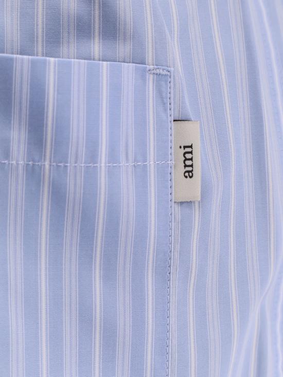  아미 숏팬츠 Ami Alexandre Mattiussi 스트라이프 패턴의 코튼 버뮤다 반바지 Bleu Cachemire/ Blanc - AMI