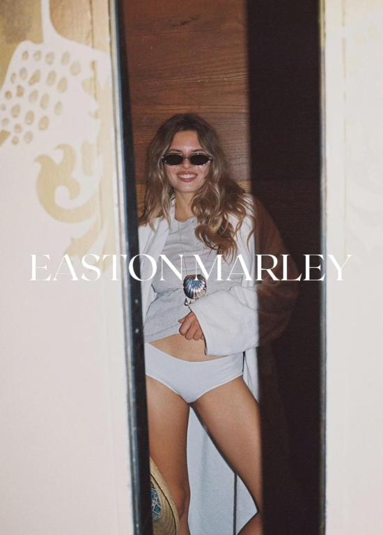 Easton Marley 안경 이스턴 말리 더 메이어, 시스루 선글라스를 착용하다 - OTHER BRANDS