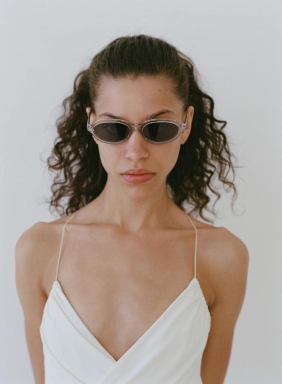  이스턴 말리 안경 더 메이어, 시스루 선글라스를 착용하다 - EASTON MARLEY