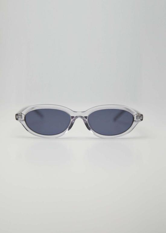  이스턴 말리 안경 더 메이어, 시스루 선글라스를 착용하다