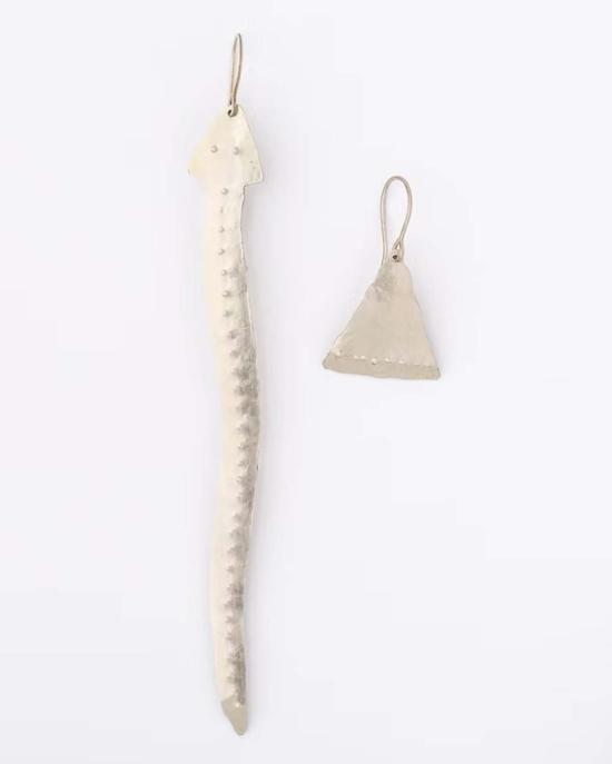  다니 구이라 이어링 의 뱀과 삼각형 모양 은 귀걸이 - DANI GUIRRA