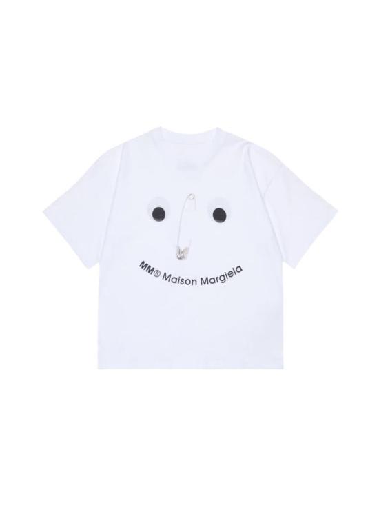  [키즈] MM6 메종마르지엘라 탑 키즈 MM6 메종 마르지엘라 스마일 로고 티셔츠 화이트