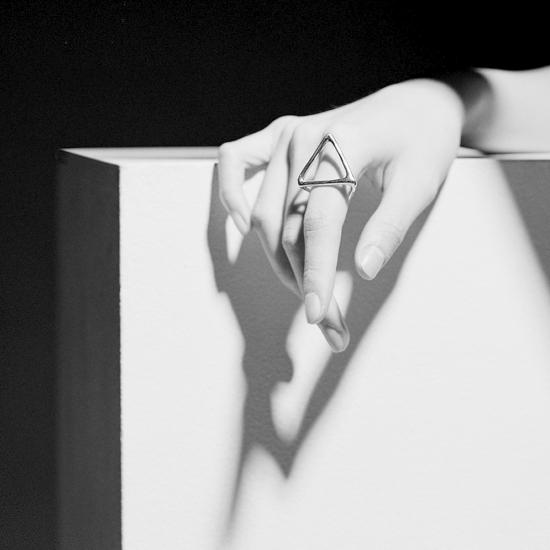  제인 다렌스부르그 반지 제인 다렌스버그 메탈 더블 트라이앵글 링 - JANE DARENSBOURG