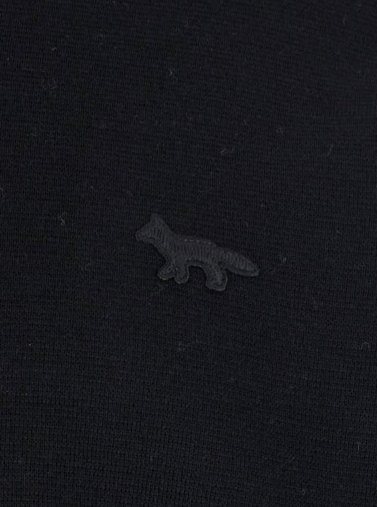  메종키츠네 스웨터 메종 키츠네 블랙 크루넥  (앞면에 여우 패치 장식, 울 소재) - MAISON KITSUNE