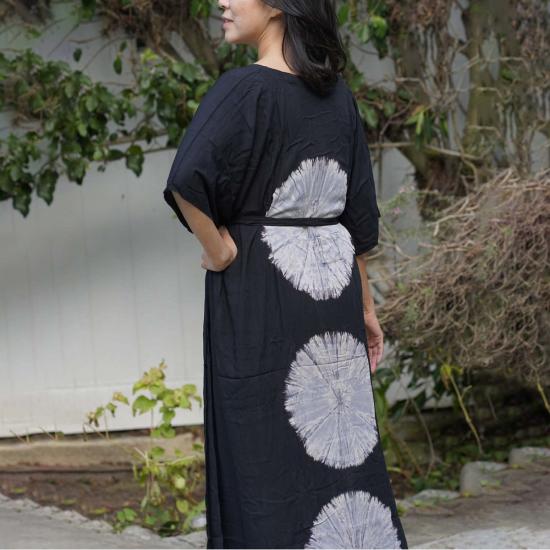  카시 코옵 롱 원피스 카시 쿱 카프탄 타이 다이 롱 드레스 블랙/화이트 - KASIH COOP