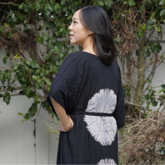  카시 코옵 롱 원피스 카시 쿱 카프탄 타이 다이 롱 드레스 블랙/화이트 - KASIH COOP