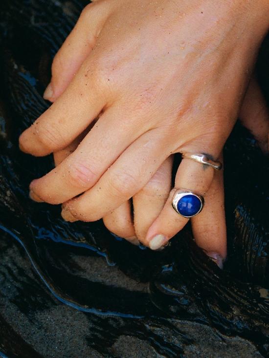  수아이 반지 실버/라피스 소재의 Suai 모드 시그넷 - SUAI