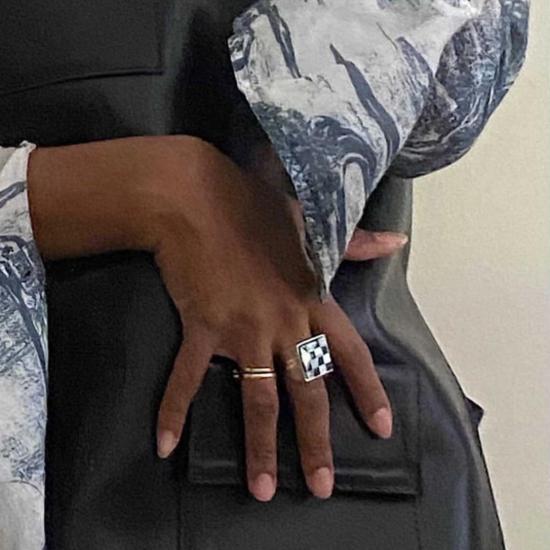  타린 토마스 반지 사무엘 , 체크무늬 블랙 오닉스와 화이트 자개 - TARIN THOMAS