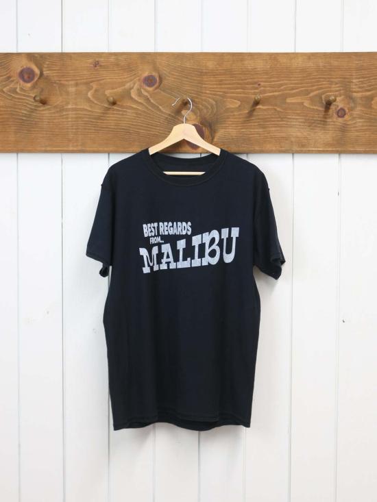  Best Regards - Upcycled Destination Goods 반팔 티셔츠 업사이클링된 여행지 상품 말리부 엽서 티셔츠에 대한 최고의 안부를 전합니다.