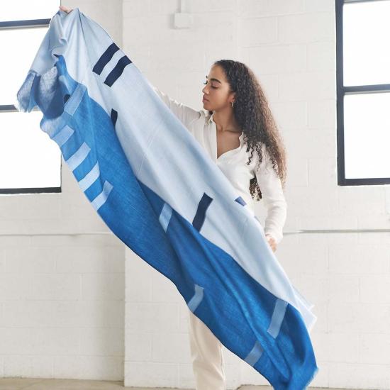  베리어슬리 머플러/스카프 다양한 색상의 하버 블루 실크 메리노 핸드메이드 자수 스카프 (블루/오렌지) - VARIOUSLY