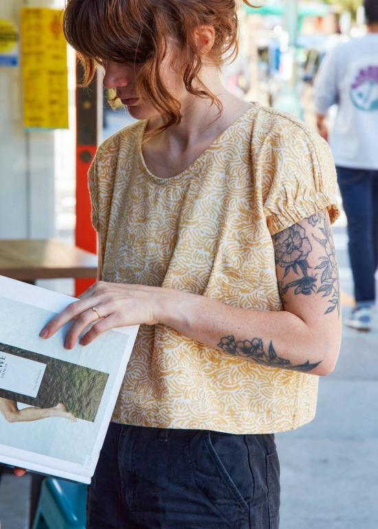  해피 프렌치 갱 블라우스 즐리아 탑 카멜 바이브 - HAPPY FRENCH GANG