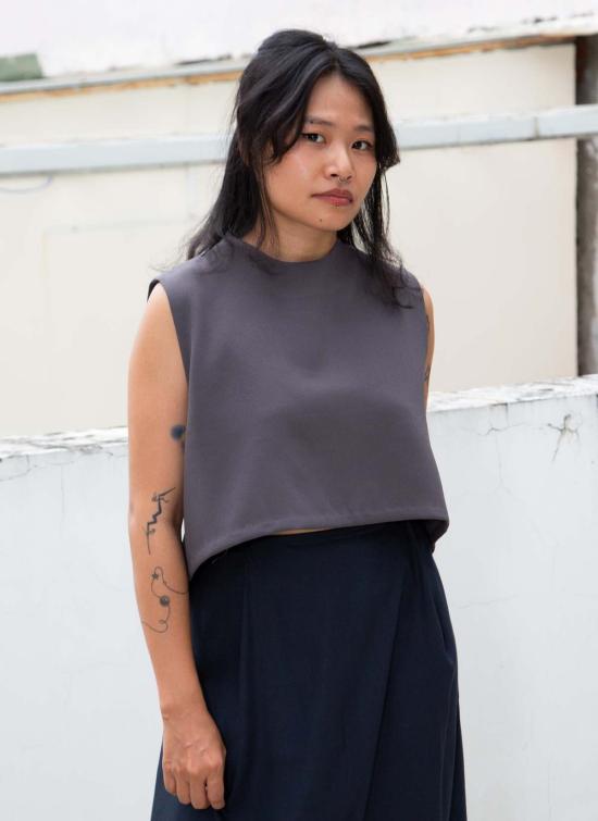  카렘 민소매 티셔츠 윈드 차임 레이즈드 칼라 크롭탑 다크 그레이 - KAAREM