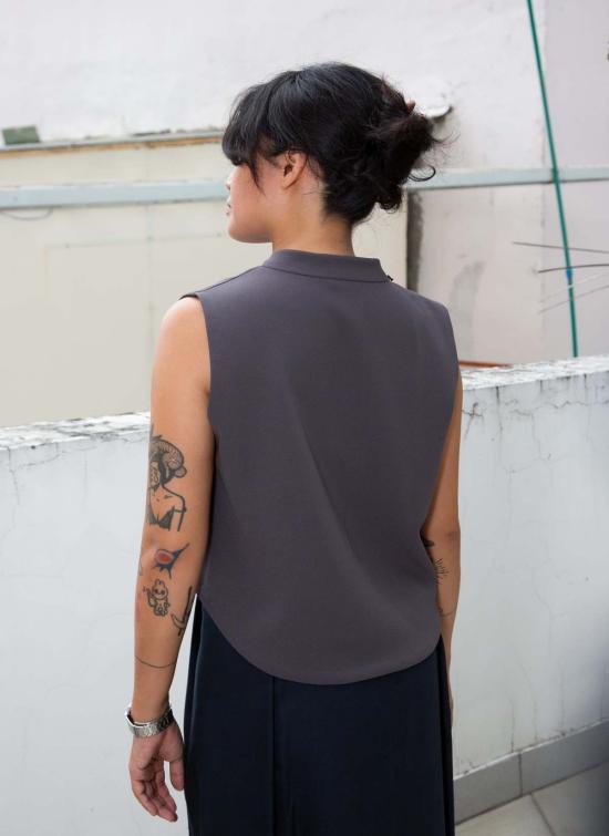  카렘 민소매 티셔츠 윈드 차임 레이즈드 칼라 크롭탑 다크 그레이 - KAAREM