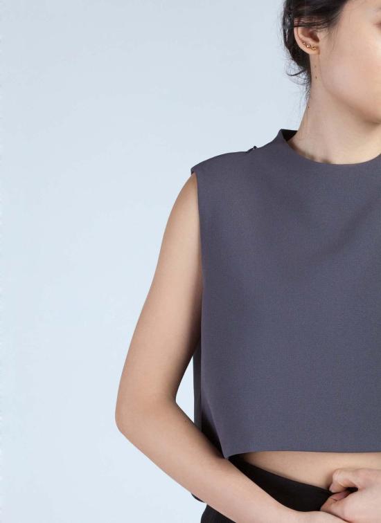  카렘 민소매 티셔츠 윈드 차임 레이즈드 칼라 크롭탑 다크 그레이 - KAAREM