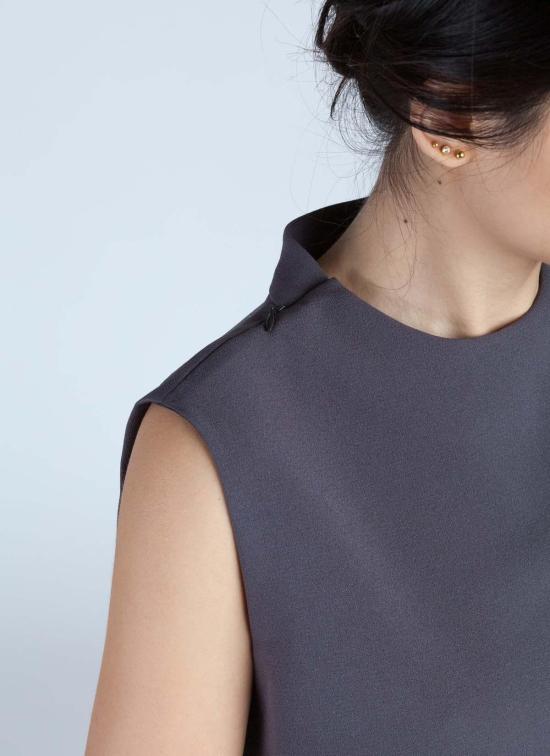  카렘 민소매 티셔츠 윈드 차임 레이즈드 칼라 크롭탑 다크 그레이 - KAAREM