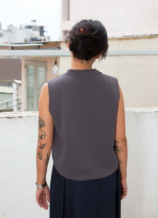  카렘 민소매 티셔츠 윈드 차임 레이즈드 칼라 크롭탑 다크 그레이 - KAAREM