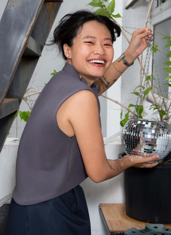  카렘 민소매 티셔츠 윈드 차임 레이즈드 칼라 크롭탑 다크 그레이