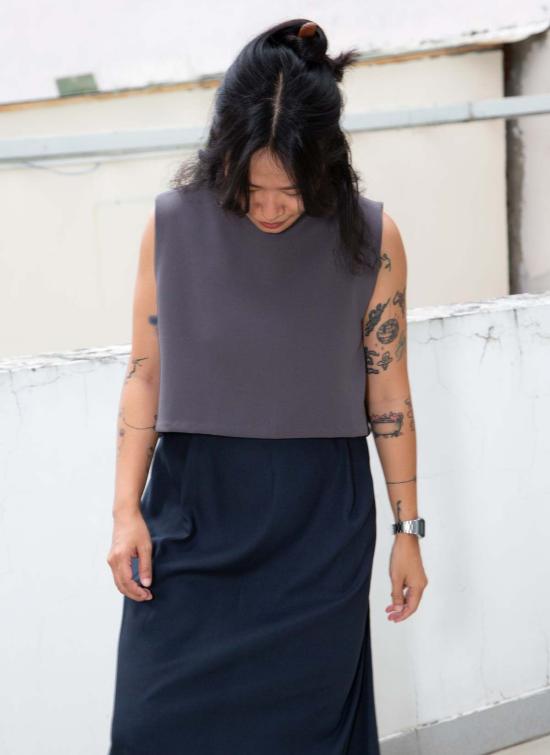  카렘 민소매 티셔츠 윈드 차임 레이즈드 칼라 크롭탑 다크 그레이 - KAAREM