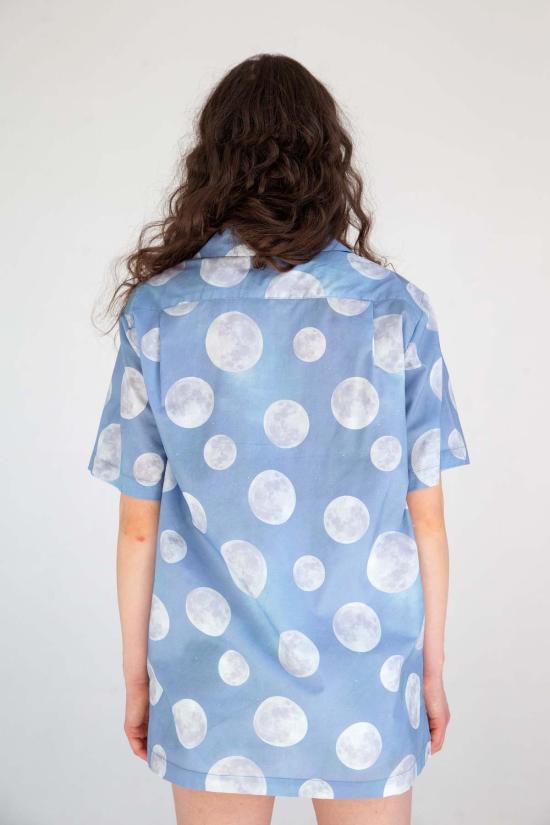  그라피아 뉴욕 반팔 티셔츠 데시 반팔 캠프 칼라 스카이 블루 데이타임 문 프린트 - GRAPHIA NEW YORK