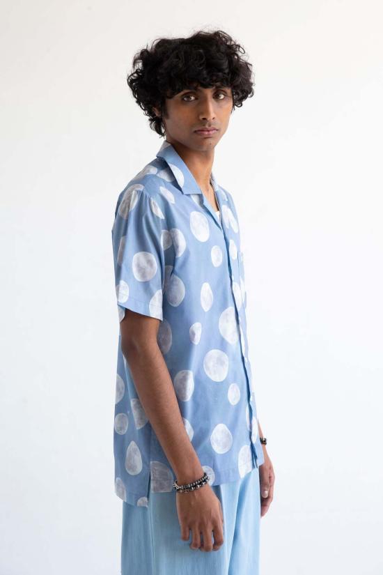  그라피아 뉴욕 반팔 티셔츠 데시 반팔 캠프 칼라 스카이 블루 데이타임 문 프린트 - GRAPHIA NEW YORK