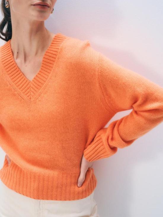  화이트 워렌 스웨터 화이트 + 워렌 페더웨이트 캐시미어 브이넥  오렌지 프레스코 - WHITE + WARREN