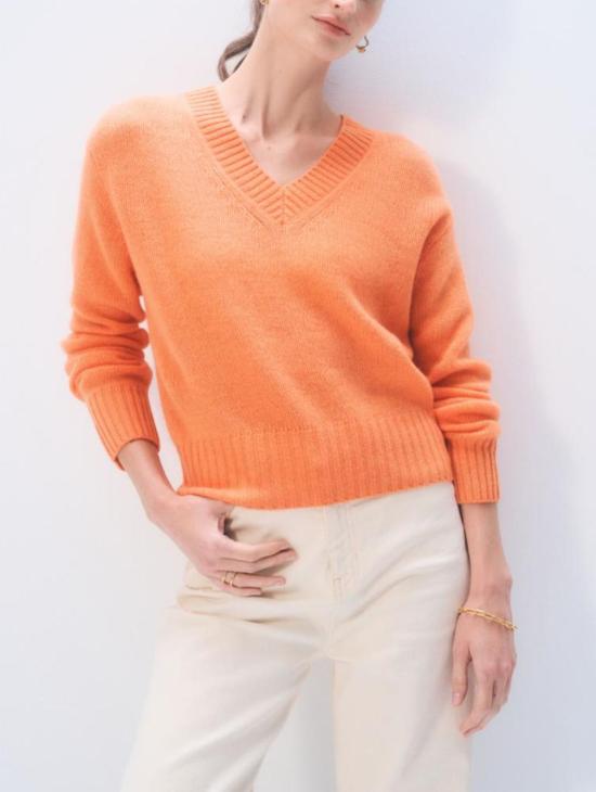 화이트 워렌 스웨터 화이트 + 워렌 페더웨이트 캐시미어 브이넥  오렌지 프레스코
