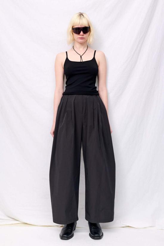  아모멘토 스트레이트 팬츠 블랙 쓰리턱 밴딩 팬츠 - AMOMENTO