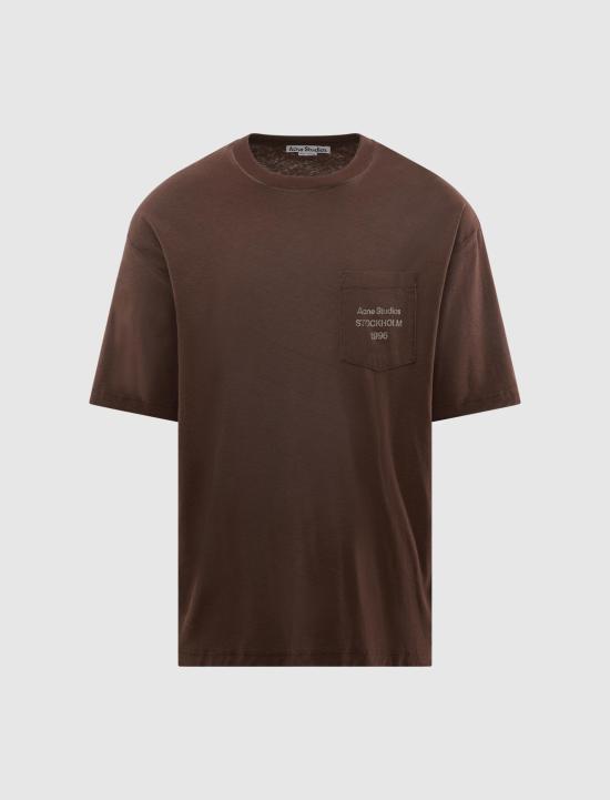 26SS 아크네 스튜디오 로고 포켓 티셔츠 CL0450 ADN CHOCOLATE BROWN DOM