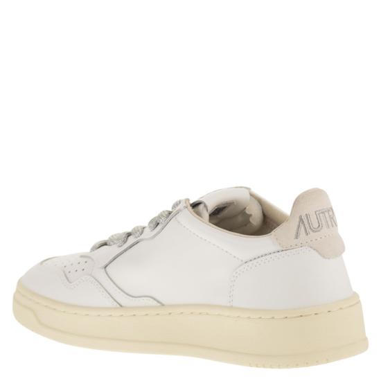 26SS 오트리 메달리스트 로우 스니커즈 AULW WHITE - AUTRY