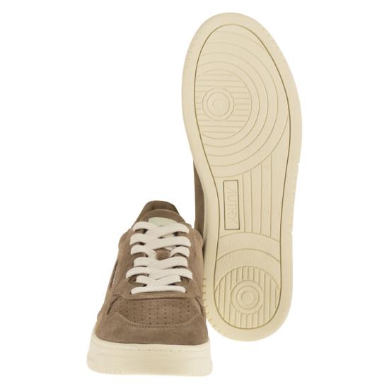 26SS 오트리 메달리스트 로우 스니커즈 AULM DARK BEIGE - AUTRY