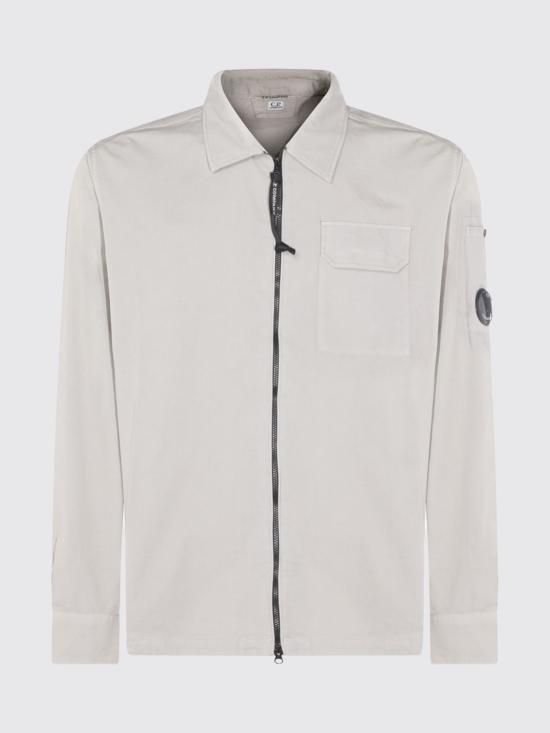 26SS 씨피 컴퍼니 오가닉 개버딘 지퍼 렌즈 오버셔츠 20CMOS705A110143G 904 Dove Grey - C.P. COMPANY