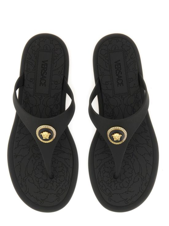 26FW 베르사체 알리아 러버 플랫 샌들 1016248 1A109831B00V BLACK - VERSACE