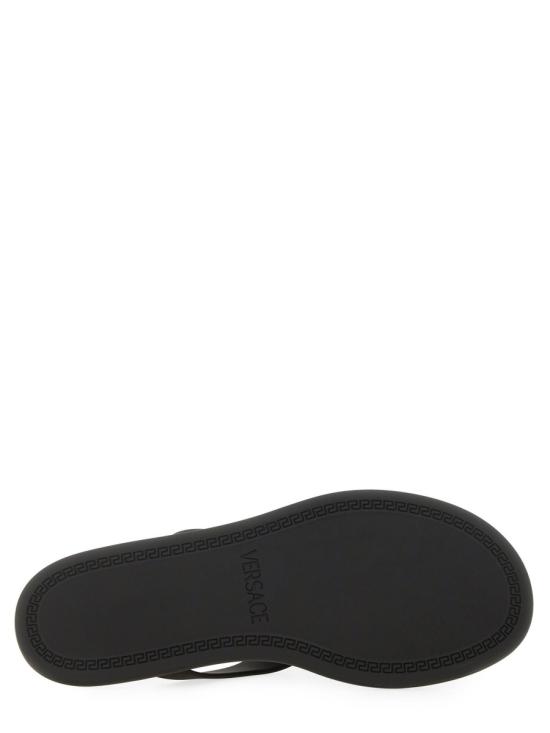 26FW 베르사체 알리아 러버 플랫 샌들 1016248 1A109831B00V BLACK - VERSACE