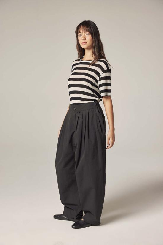  amente 스트레이트 팬츠 아멘테 백 엘라스틱 플리츠  블랙 - OTHER BRANDS