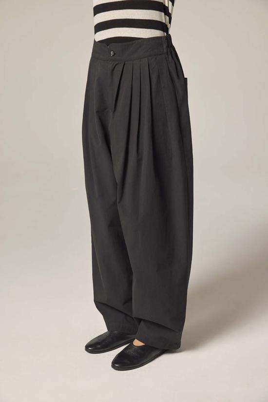  amente 스트레이트 팬츠 아멘테 백 엘라스틱 플리츠  블랙 - OTHER BRANDS