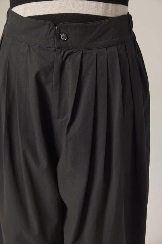  amente 스트레이트 팬츠 아멘테 백 엘라스틱 플리츠  블랙 - OTHER BRANDS